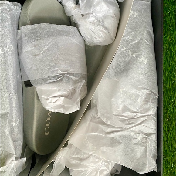 Coach Pocket Pool Slides, Black, 7, New - Picture 9 of 12